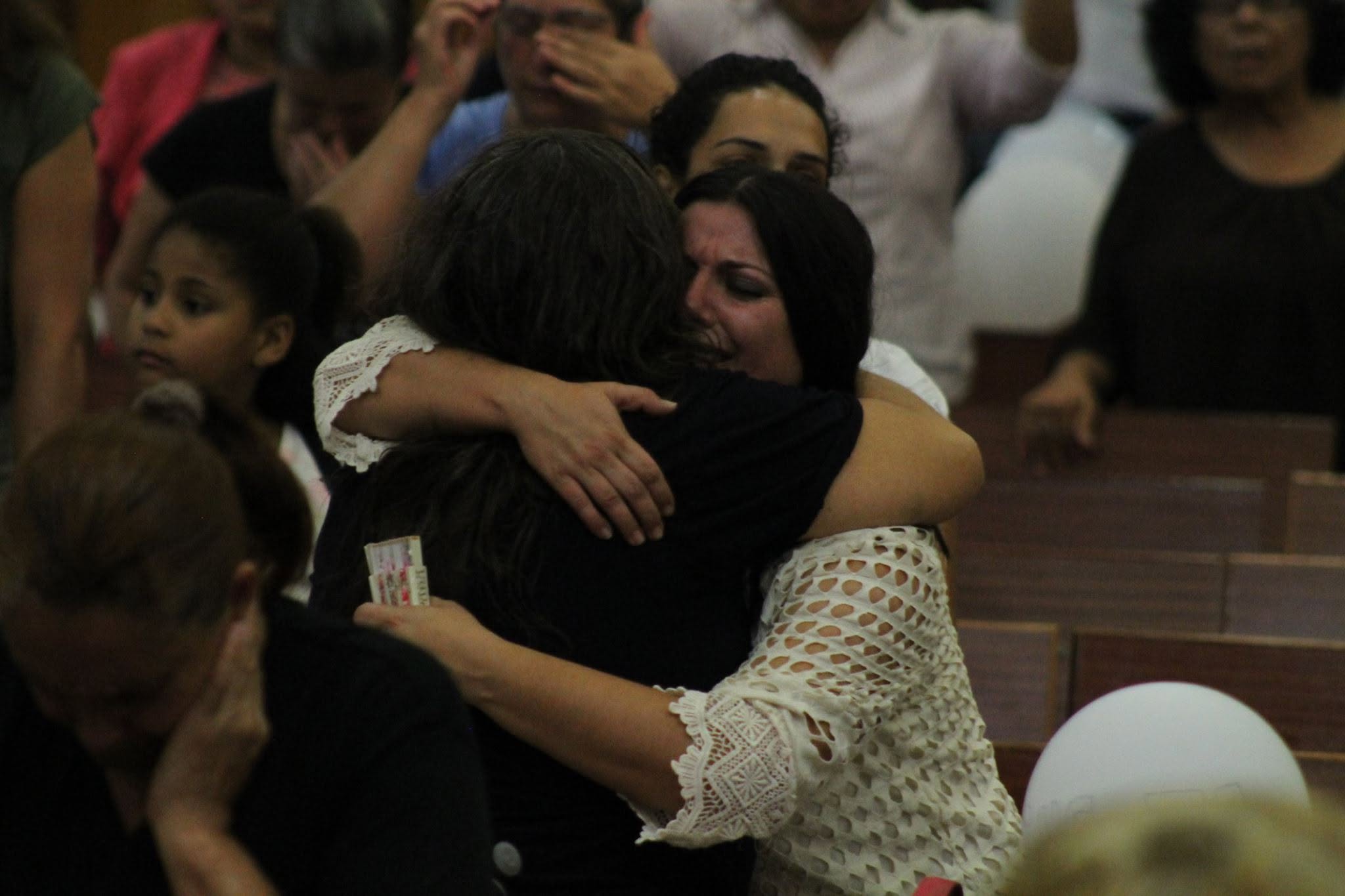 Nosotros abrazo antigua mujer